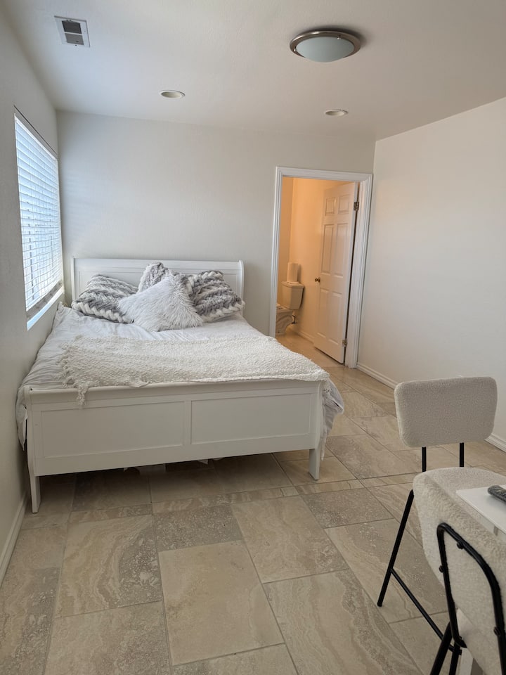 2 Miles From Disneyland

O - Garden Grove, CA