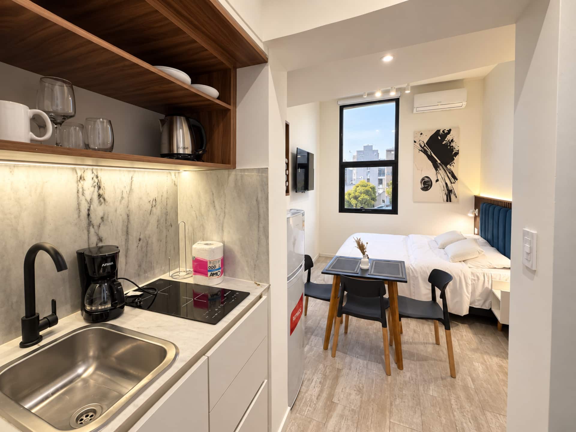 Studio con cocina integrada y aire acondicionado