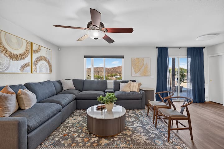 Modern Elegance Canyon Lake 5br / 3ba - Menifee, CA