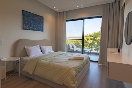 The Cozy Stay, 2BR Lakeview residence. — 4