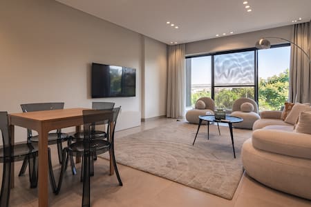 The Cozy Stay, 2BR Lakeview residence. 