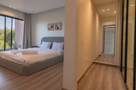 The Cozy Stay, 2BR Lakeview residence. — 2