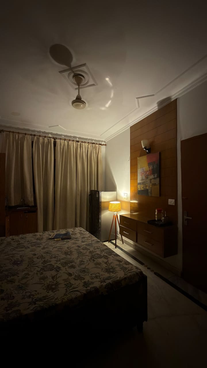 Cozy 1rk | 5 Min To Metro | Ac & Private Balcony - Yeni Delhi