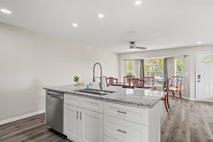 Shark Tooth Acres Manasota Key Retreat 4/3.5 - 威尼斯
