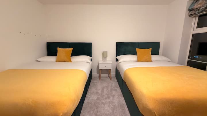 Large Groups | 10 Beds | 5 Br | Parking | Snooker - Essex