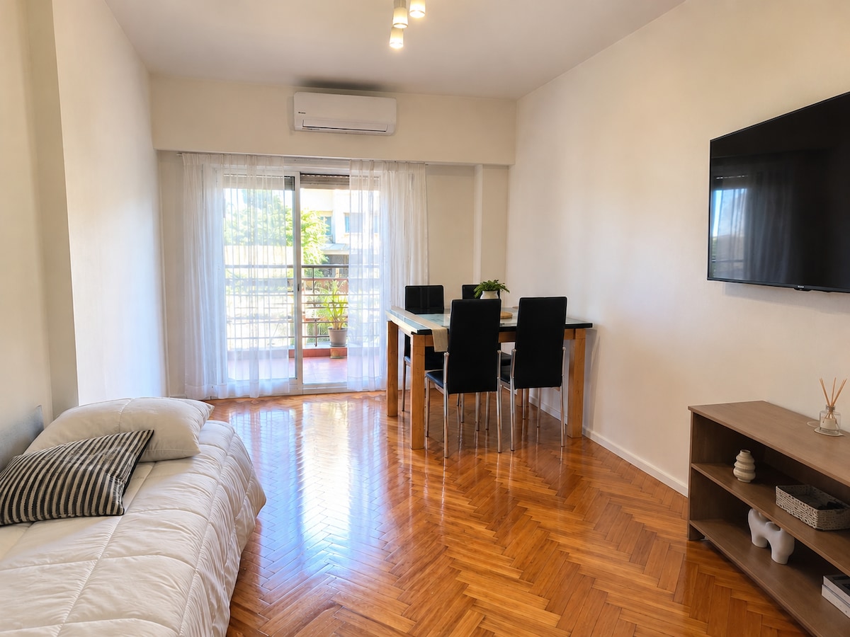 Departamento con balcón y parquet