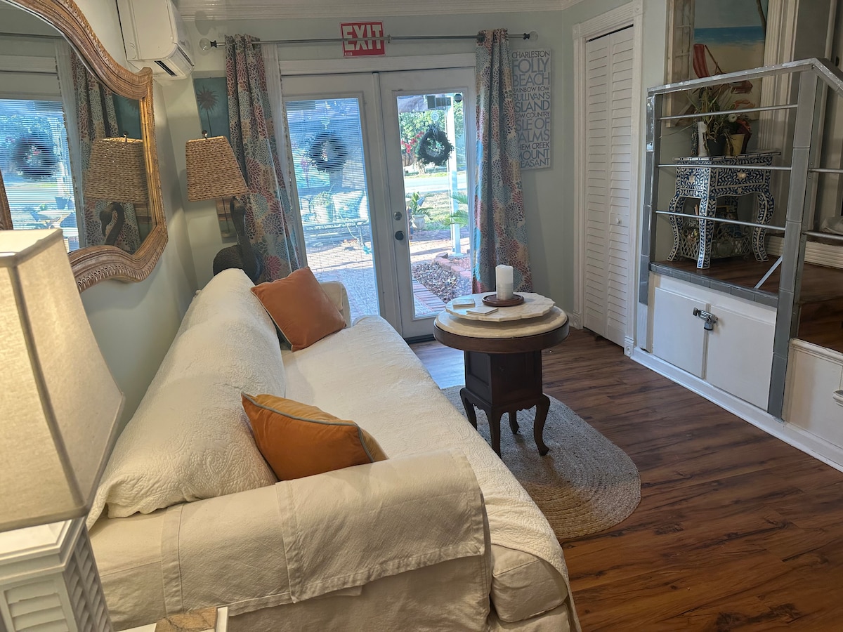 Дневен простор со отворена соба со брачен кауч на спуштање со маса за јадење и паметен телевизор.