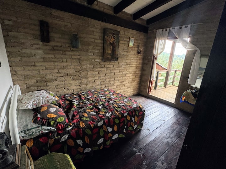 Habitación con vista al bosque y con balcón