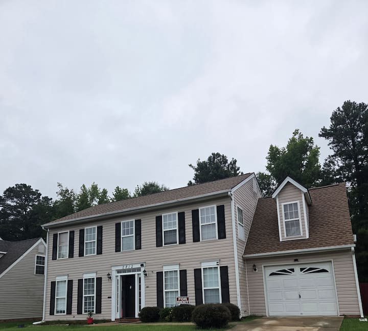 4-bedrooms, 2.5 Bathrooms House. - 切斯特