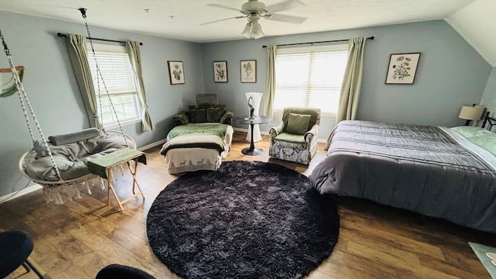 Willow Green Suite With Swing And Reading Knook - Horseheads, NY