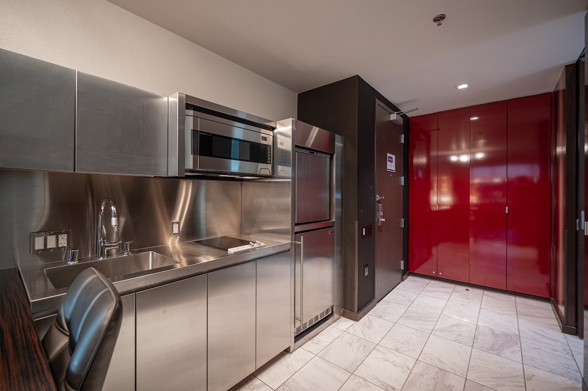WL34* Studio Suite/Mountain View w/Open Balcony