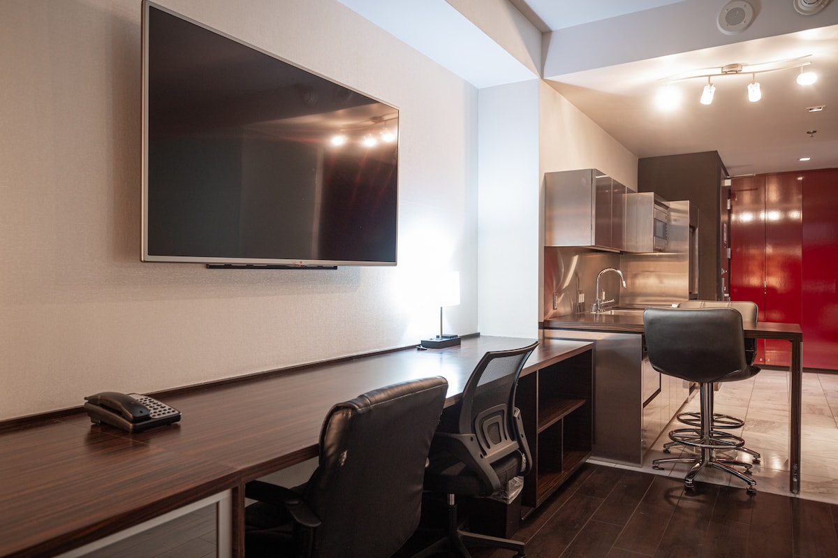 WL34* Studio Suite/Mountain View w/Open Balcony