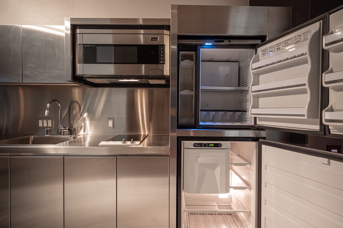 WL34* Studio Suite/Mountain View w/Open Balcony