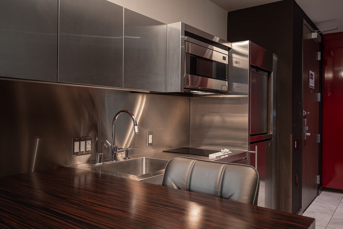 WL34* Studio Suite/Mountain View w/Open Balcony