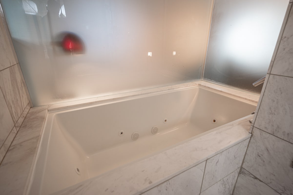 WL34* Studio Suite/Mountain View w/Open Balcony