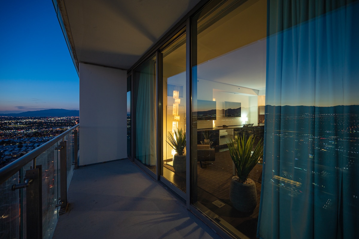 WL34* Studio Suite/Mountain View w/Open Balcony