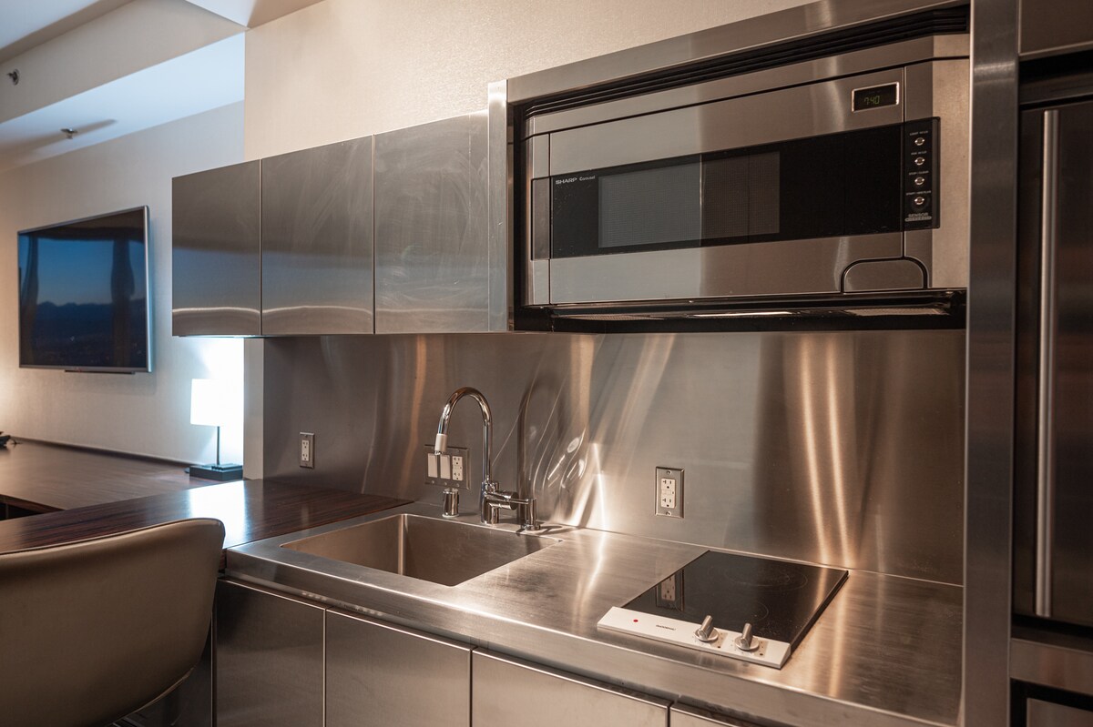 WL34* Studio Suite/Mountain View w/Open Balcony