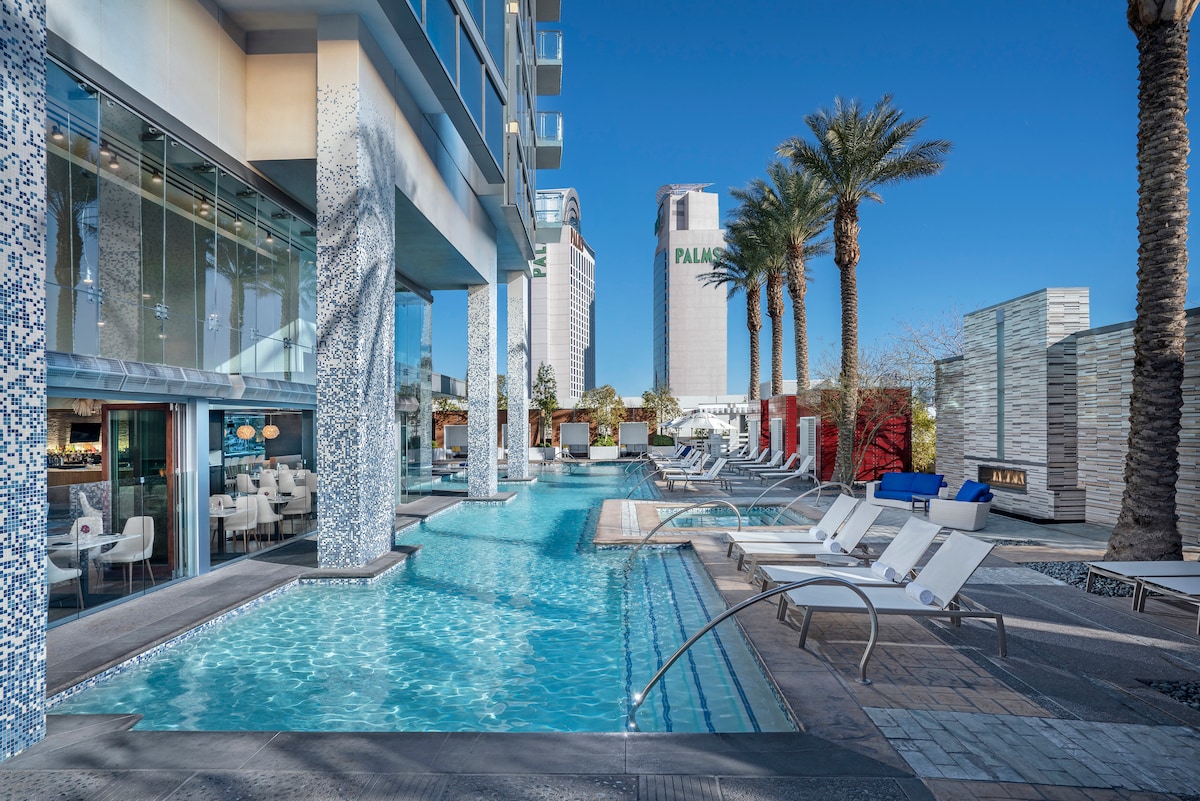 WL34* Studio Suite/Mountain View w/Open Balcony