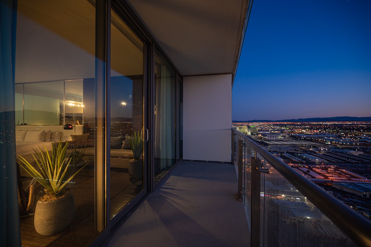 WL34* Studio Suite/Mountain View w/Open Balcony