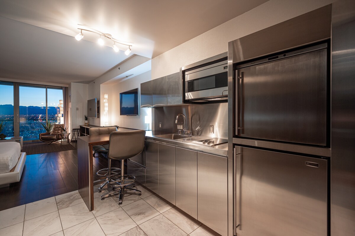 WL34* Studio Suite/Mountain View w/Open Balcony