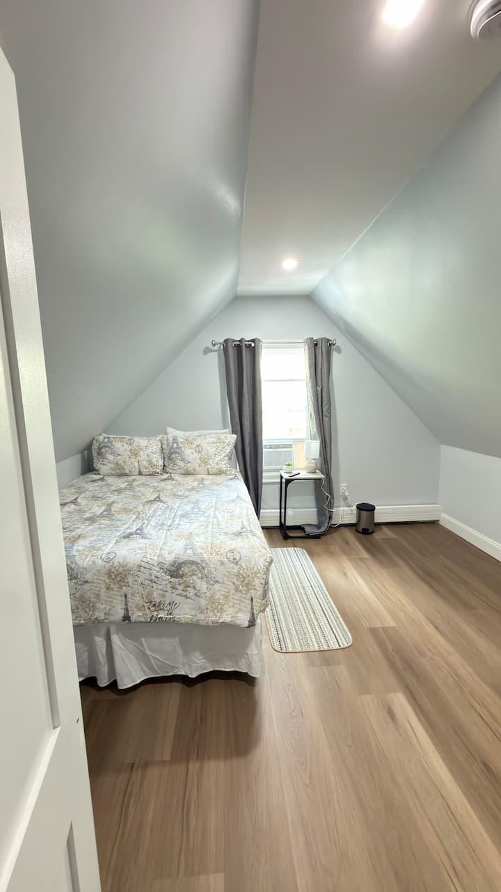 Boston Key Attic Room 4 - Lynn, MA