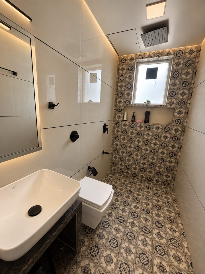 Full bathroom 1 image 1