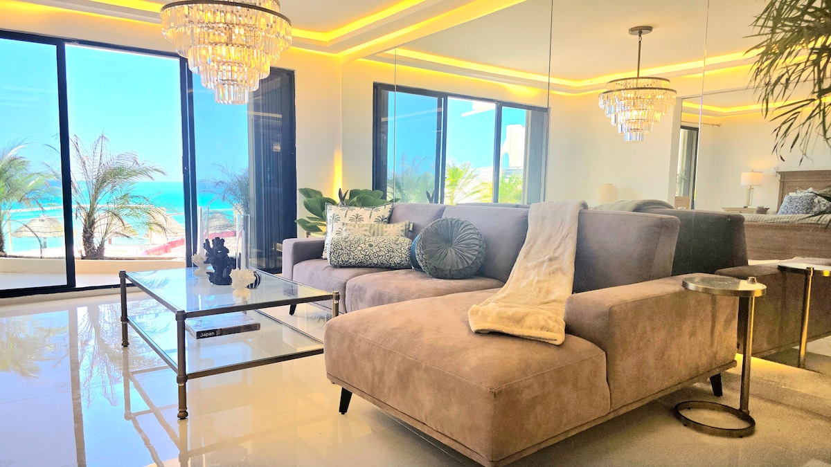 Ocean view loft with direct beach access with private bathtub in Cancun