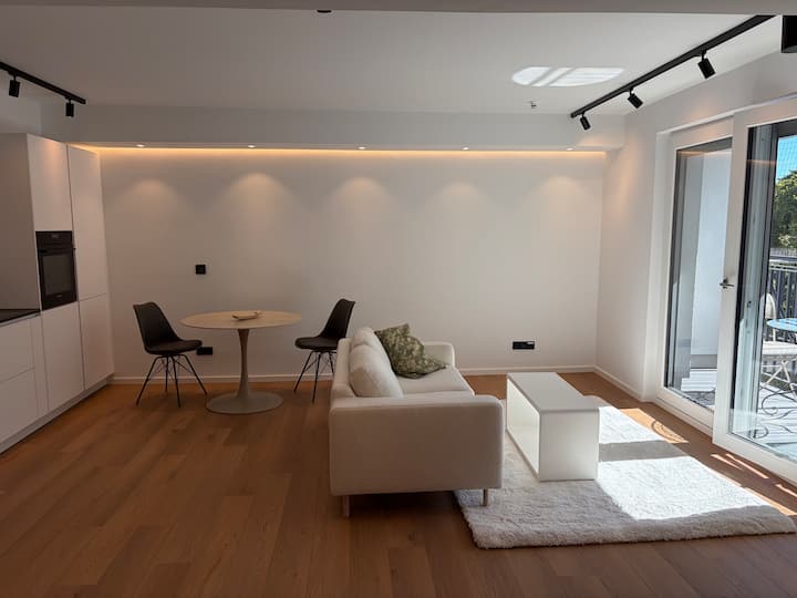 Bright 5th-floor Design Apartment - Central - München