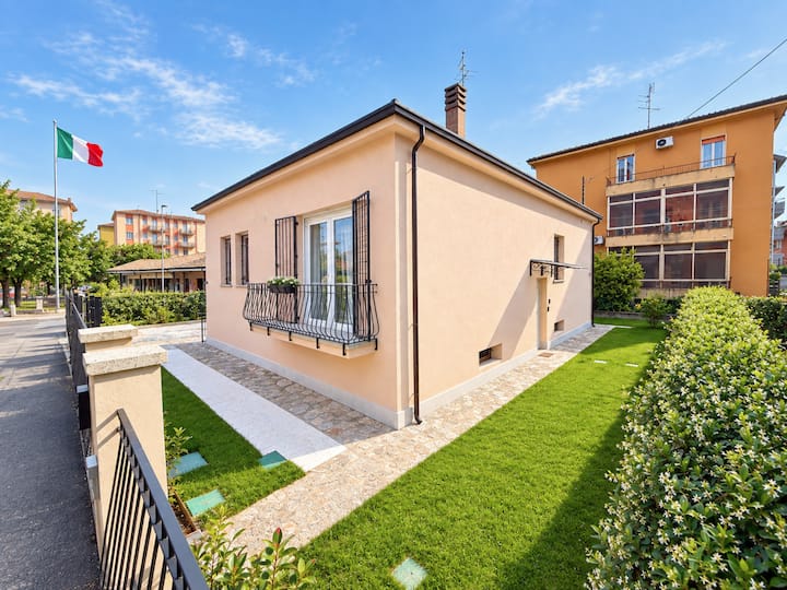 Villa  3 Suite Giardino Garage Parcheggio Privato - Verona