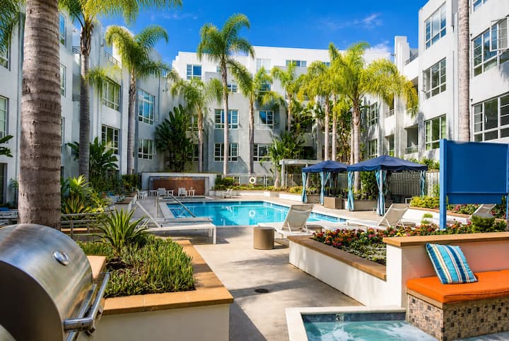 2 King Beds  Pool  Gym  Sauna  Free Parking - Los Angeles