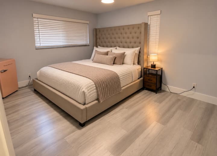 The Lion House | Modern, Peaceful & Cozy Getaway. - Deerfield Beach, FL