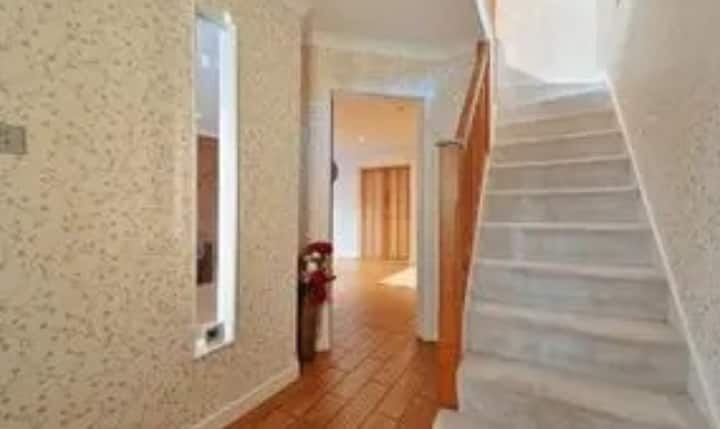 Comfortable & Spacious 3 Bedroom House In Watford - 왓퍼드