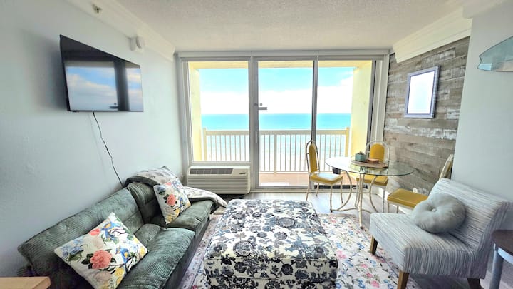 Oceanfront Paradise | Sleeps 5/ Pool Open - Daytona Beach, FL