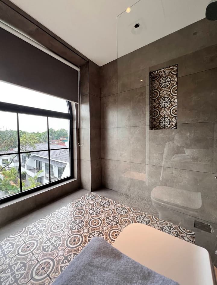 Full bathroom 2 image 1