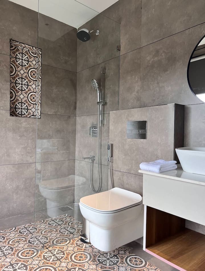 Full bathroom 1 image 1