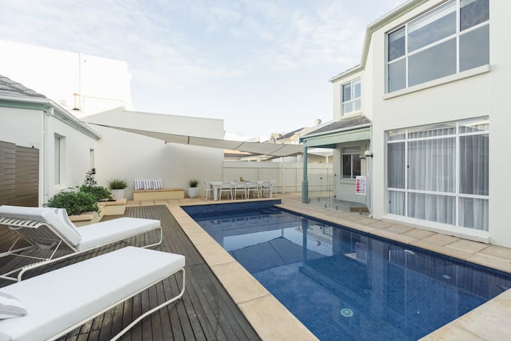 Beachfront Henley | Pool, Games Room | Sleeps 12 - Glenelg