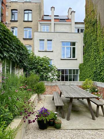 Historical manor house in Brussels with parking gallery image 4