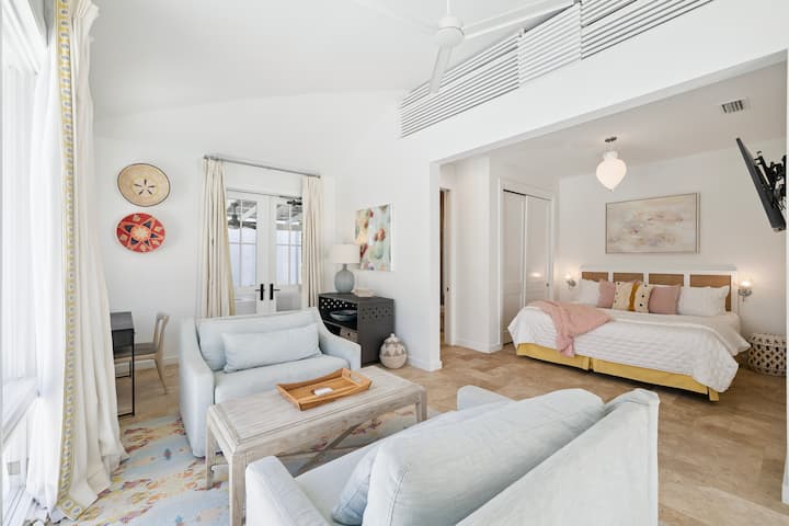 Habitación a la derecha, sala a la izquierda.