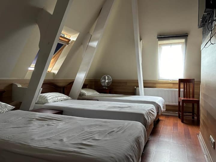 Hotel Room For 13 | Near Noord Metro - Ámsterdam