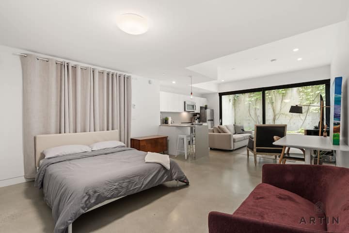 Stylish Studio With Private Patio, Near Qe Park - Vancouver