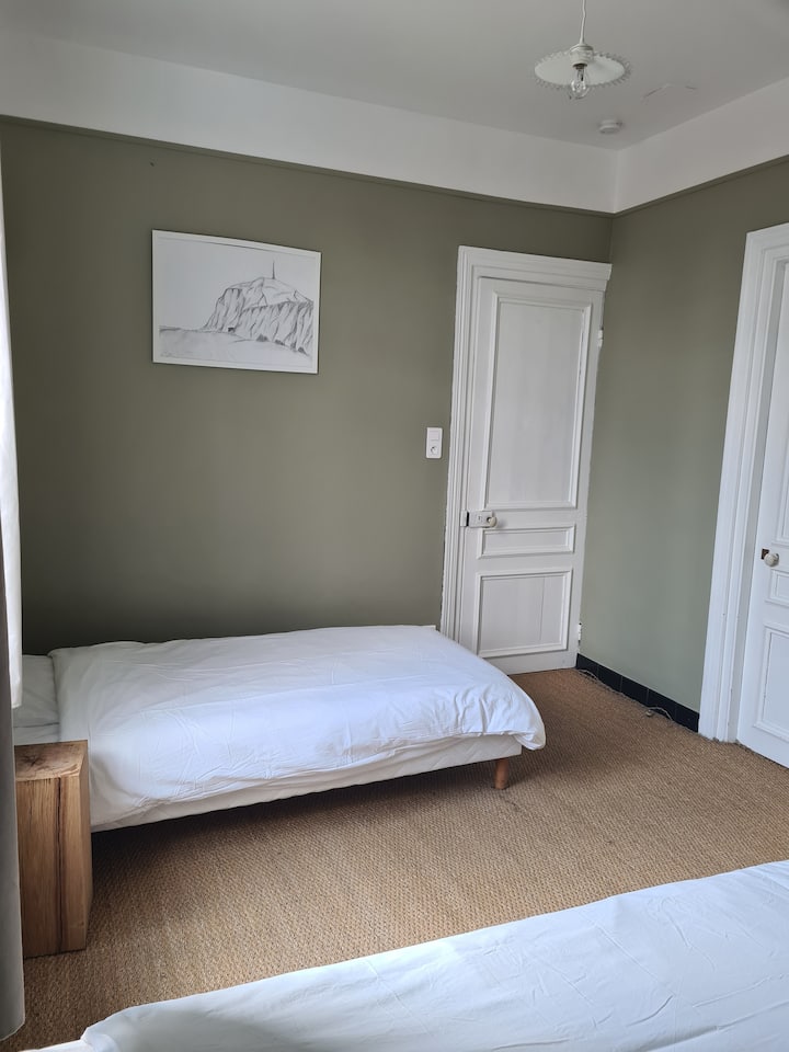 Ბაღის გვერდითი საძინებელი 
2 საწოლი 90 × 190