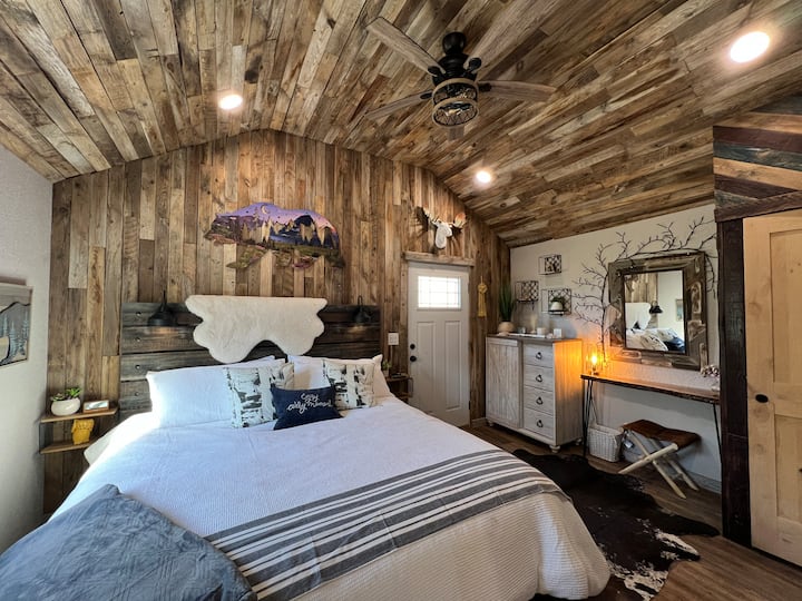 Cozy Cabin Glacier Getaway - Fireplace & Firepits - Kalispell, MT