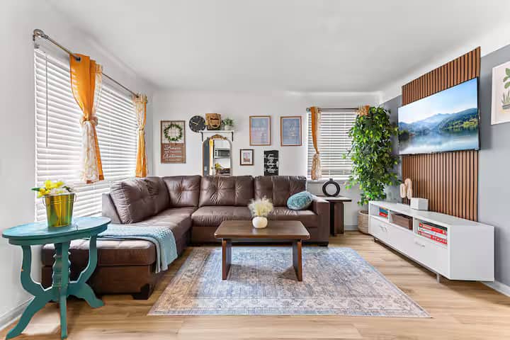 Beautiful 4bd Home Near Dearborn W/ Private Yard - デトロイト, MI