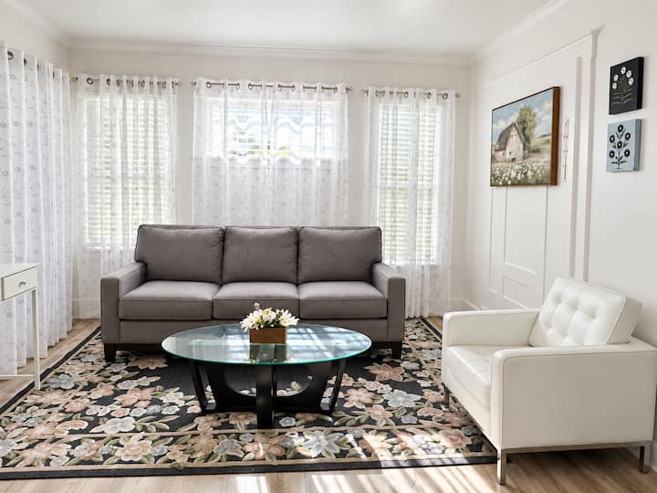Stylish 1 Bedroom And 1 Bathroom Home With Parking - Los Angeles