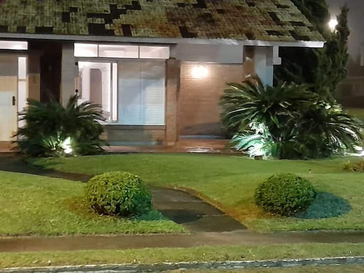 Casa A 2 Quadras Do Mar Com Toda Infraestrutura. - Capão da Canoa