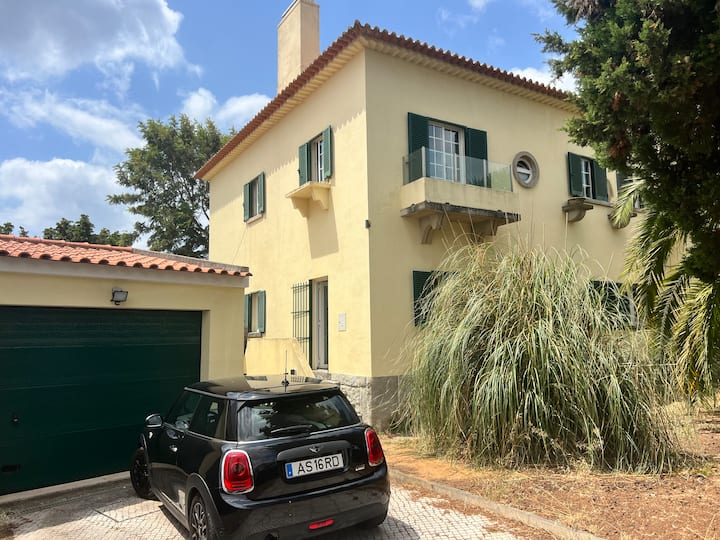 Peaceful 4 Bed Garden House & Off-street Parking - Oeiras