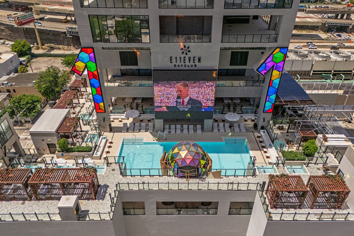 Luxury Suite 4907A E11even Residences