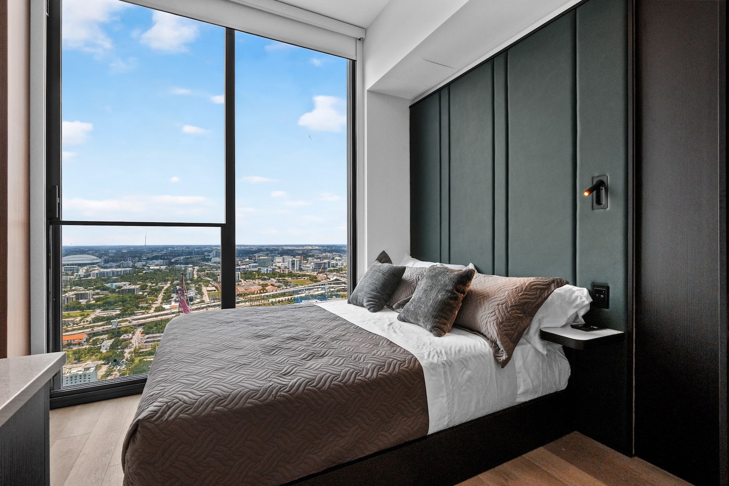 Luxury Suite 4907A E11even Residences