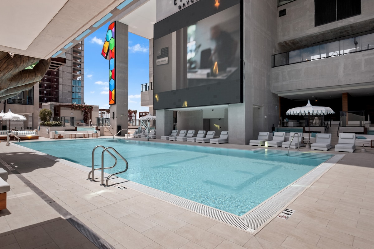 Luxury Suite 4907A E11even Residences