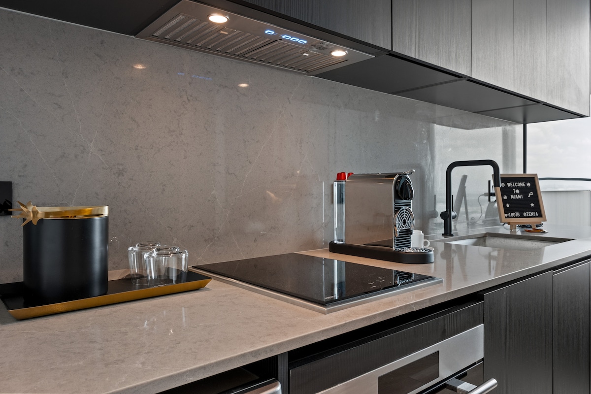Luxury Suite 4907A E11even Residences